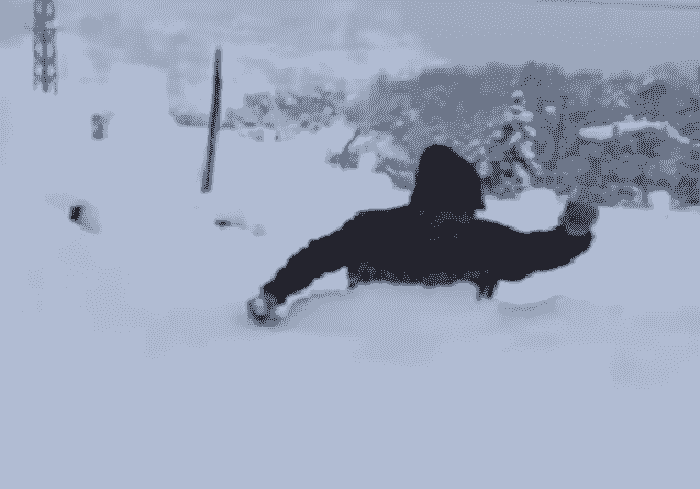 بارش شگفت‌انگیز برف در ترکیه و عبور مردم از برف تا سینه