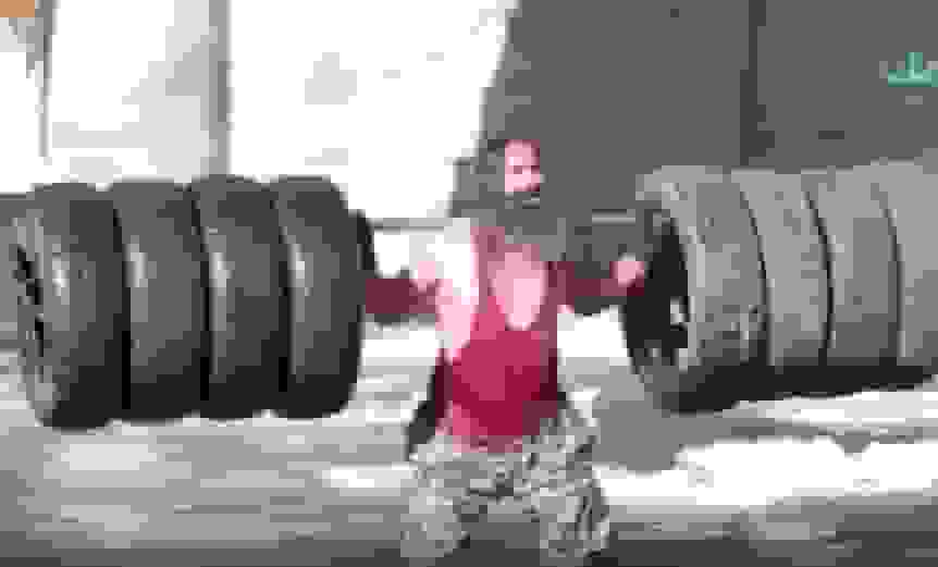 قدرت‌نمایی مرد برفی افغانستان در دریاچه یخ‌زده