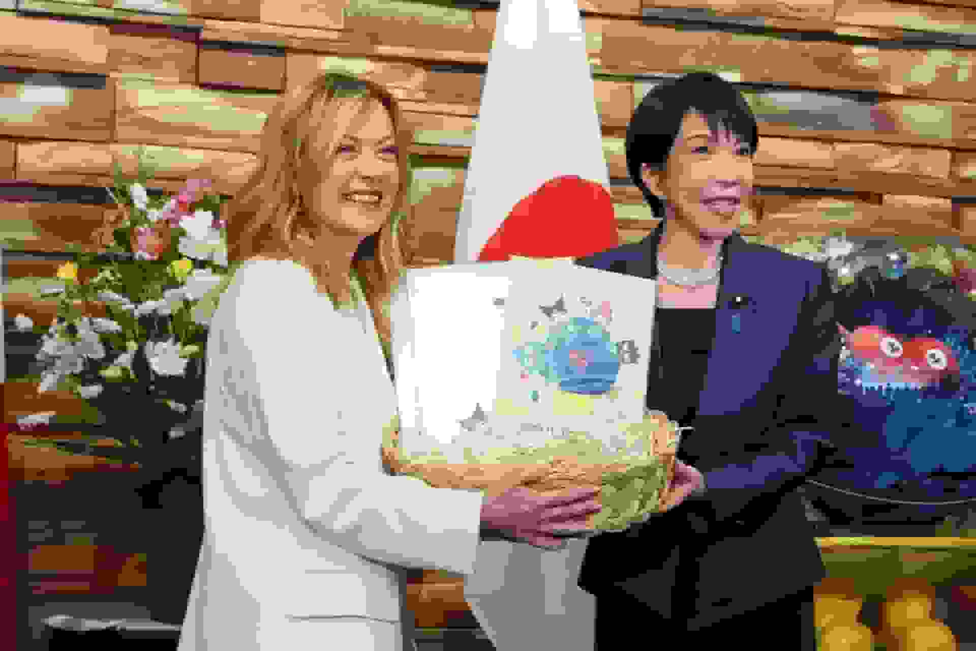 نخست‌وزیر ژاپن نخست‌وزیر ایتالیا را با کیک تولد غافلگیر کرد