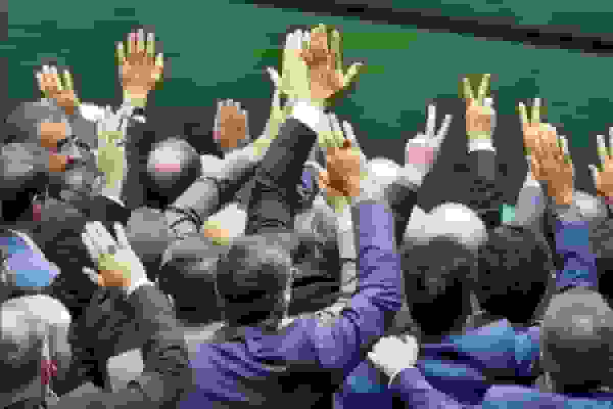 اصولگرایان: تضعیف دولت پزشکیان توسط انقلابیون تندرو برای افزایش شانس انتخابات