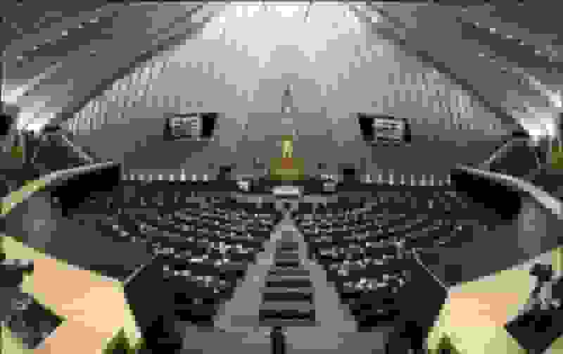 روزنامه جمهوری اسلامی: مجلس فعلی با آرمان‌های امام خمینی فاصله دارد