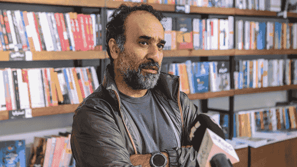 خانواده رضا امیرخانی: برای ملاقات به بیمارستان مراجعه نکنید