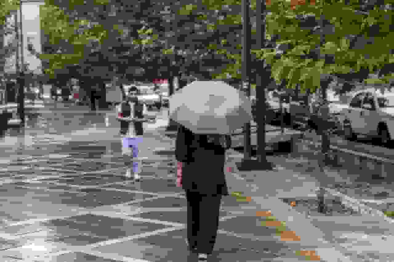 بارش باران و برف در ارتفاعات پایتخت؛ هوا سه درجه سرد می‌شود