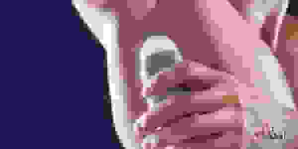 آیا دئودورانت باعث تیرگی زیر بغل می‌شود؟ پاسخ متخصص پوست