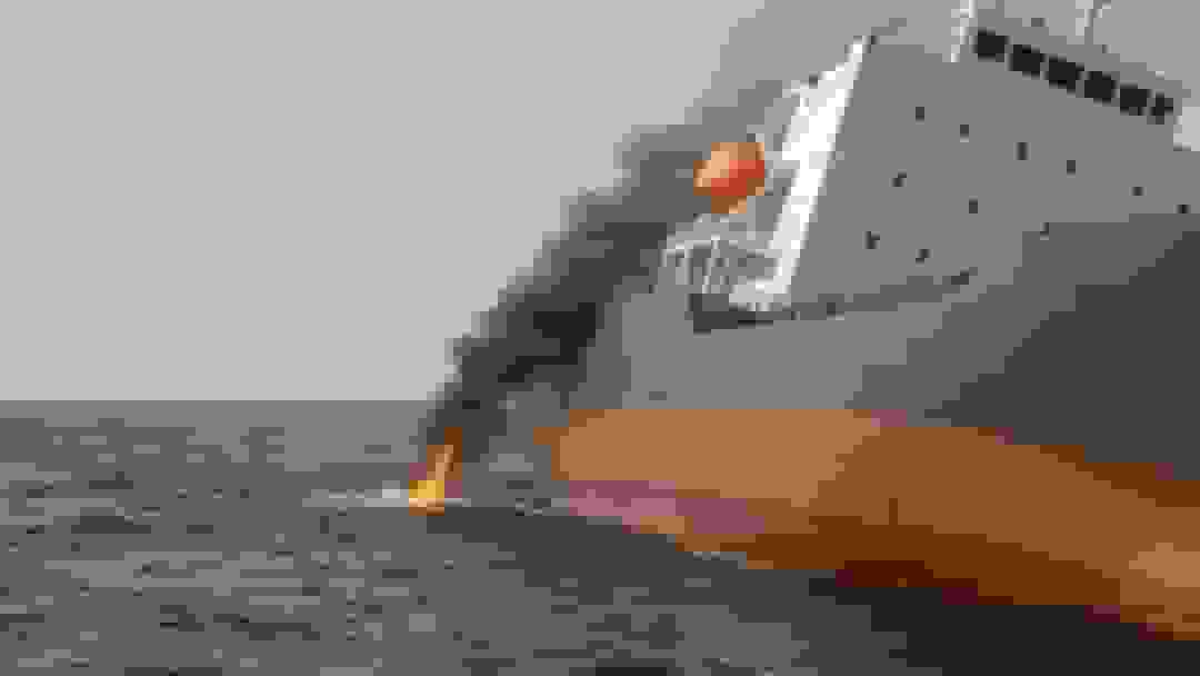 حمله به کشتی در سواحل یمن با تیراندازی از قایق کوچک