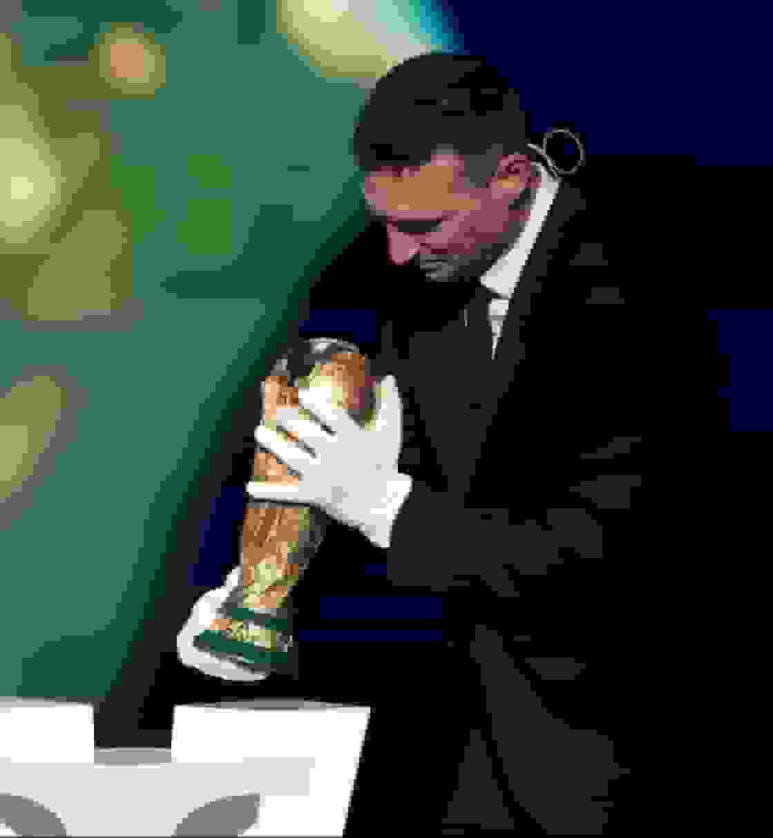 سرمربی آرژانتین کاپ قهرمانی جام جهانی را روی سن مراسم قرار داد