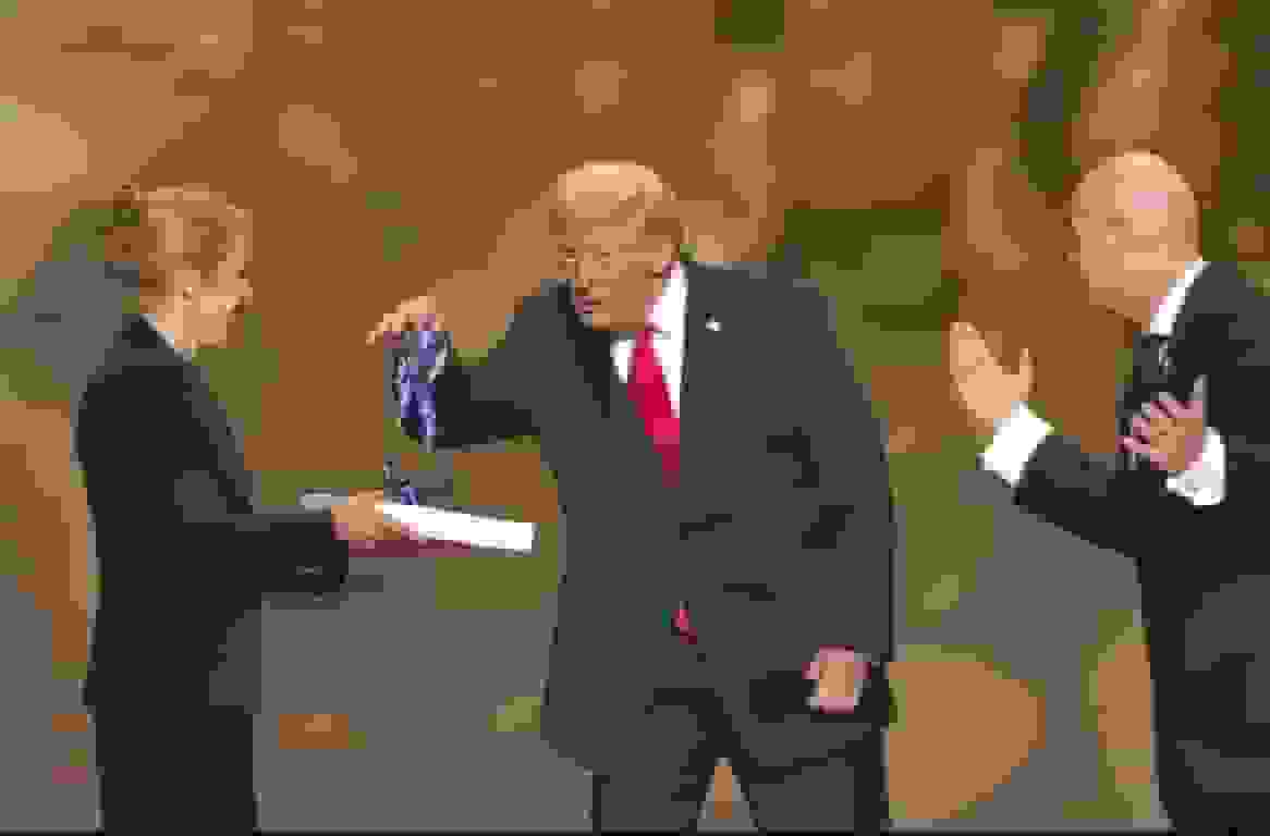 لحظه اعطای مدال صلح فیفا به دونالد ترامپ