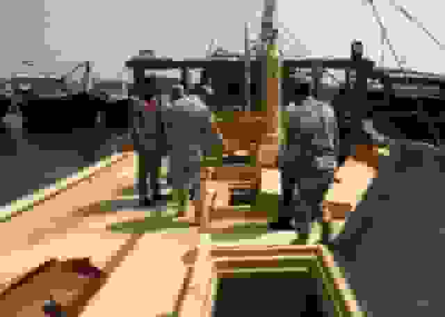 توقیف شناور متخلف حامل ۳۵۰ هزار لیتر سوخت قاچاق توسط سپاه با دستگیری ۱۳ ملوان