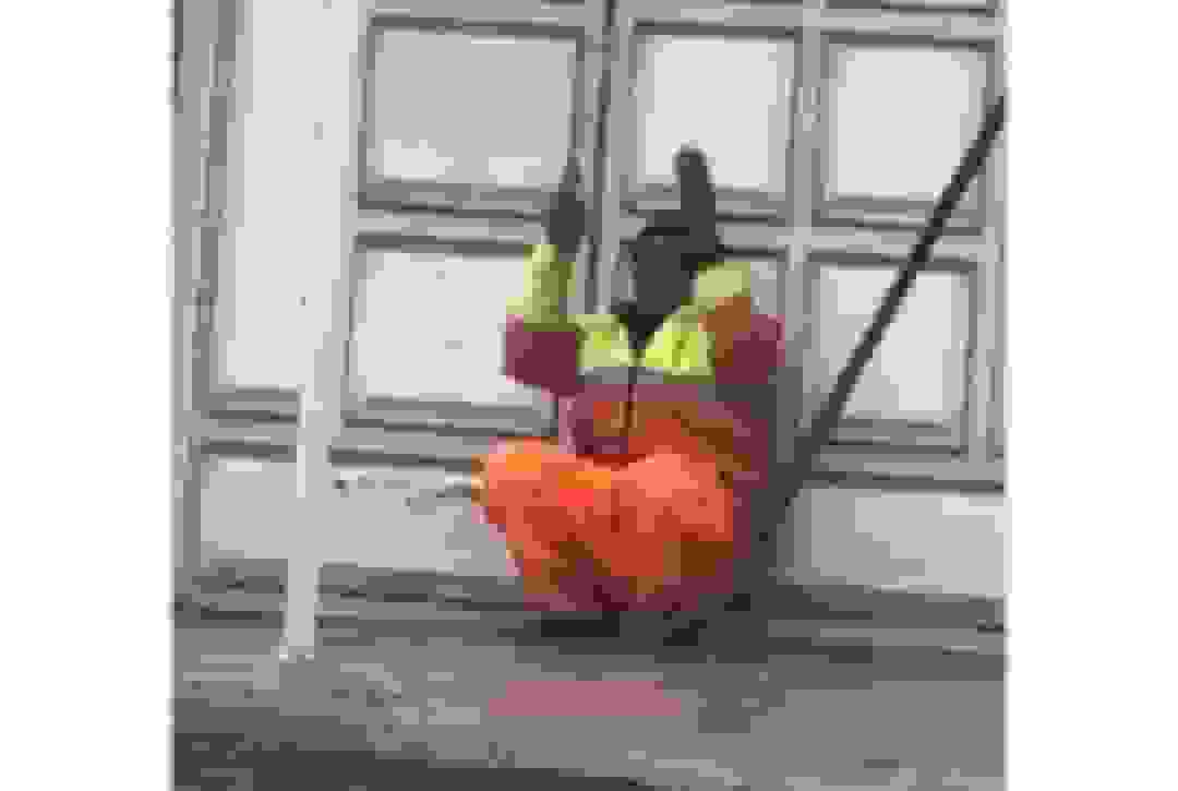 پاکبان دزفولی در حال دعا هنگام بارش باران