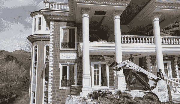 تخریب ابر ویلا غیرمجاز در حاشیه رود کرج و دلایل زمان‌بر بودن آن