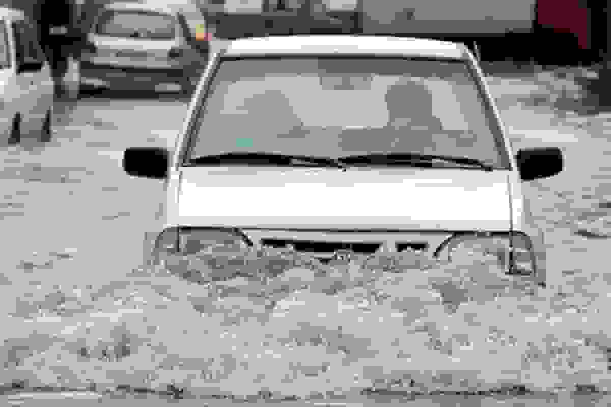 نجات راننده پژو در سیلاب جاده گله‌دار – بهرستان