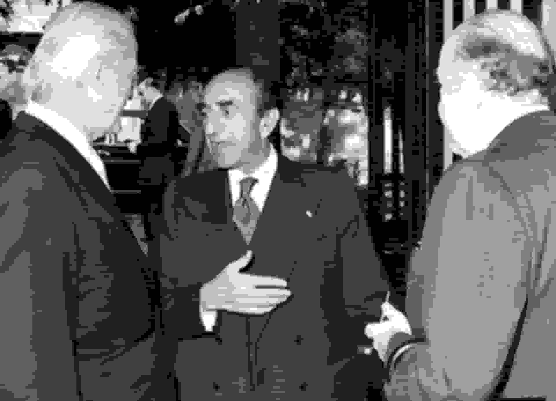 یادداشتهای علم: تأکید بر نقش کامیل شمعون در روابط ایران و کشورهای عرب