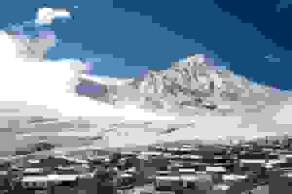 دماوند سفیدپوش در میانه آسمان