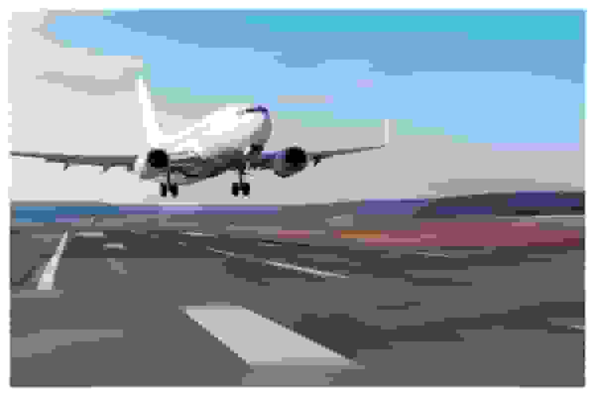 توقف موقت پروازها در فرودگاه بین‌المللی بندرعباس به دلیل شرایط نامساعد جوی