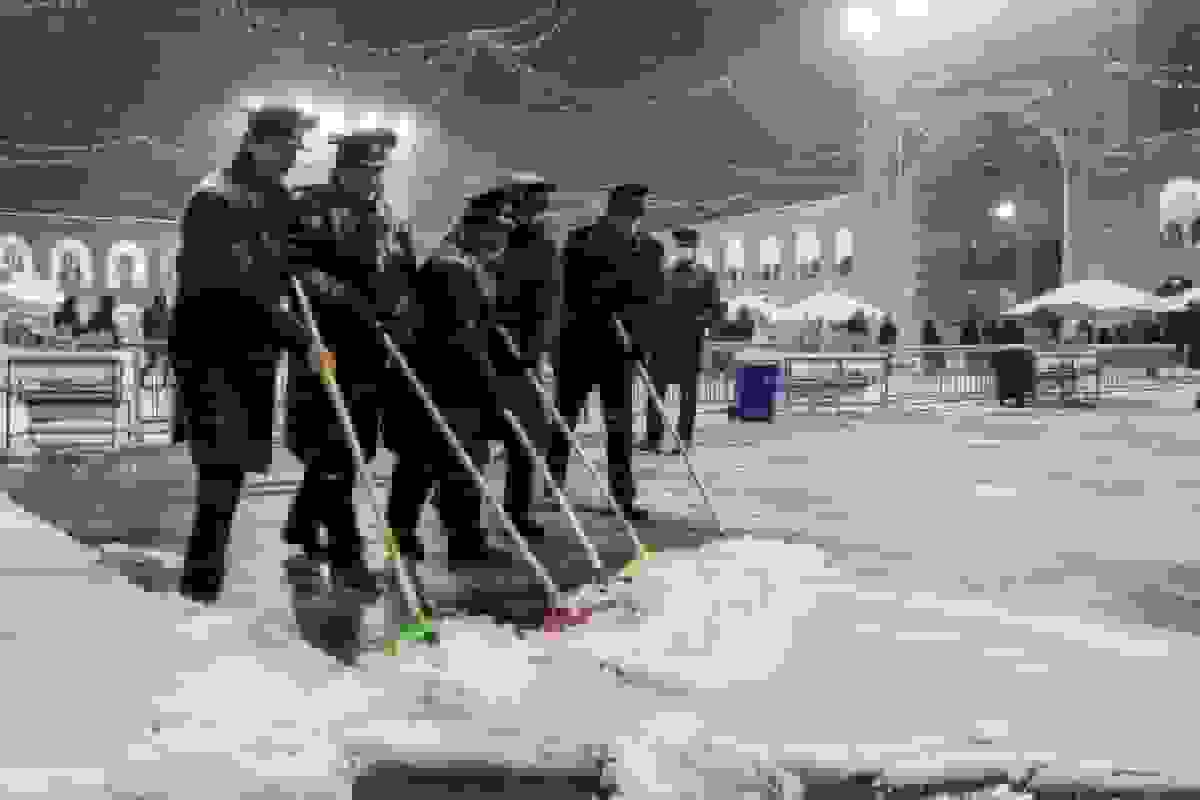 برف‌روبی پشت‌بام حرم امام رضا(ع) در مشهد