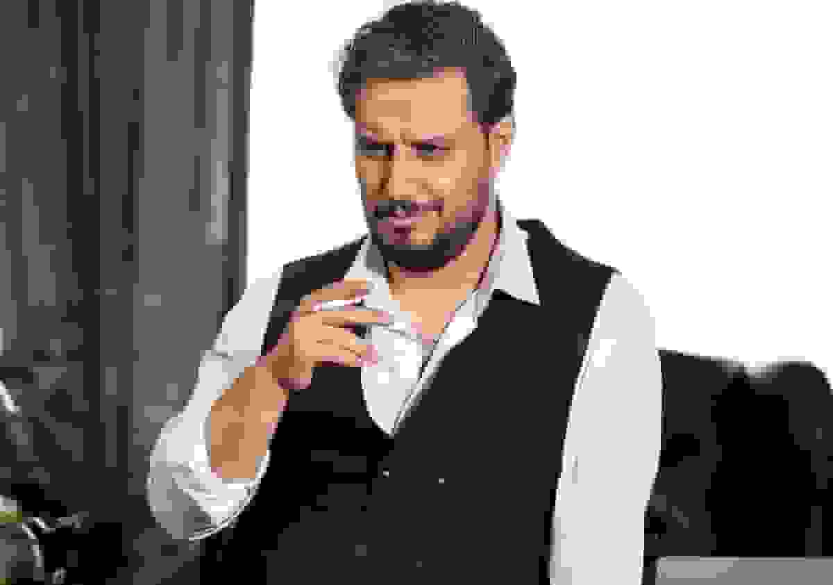 واکنش جواد عزتی به بادیگاردها در جشن حافظ: «دستم را ول کنید»