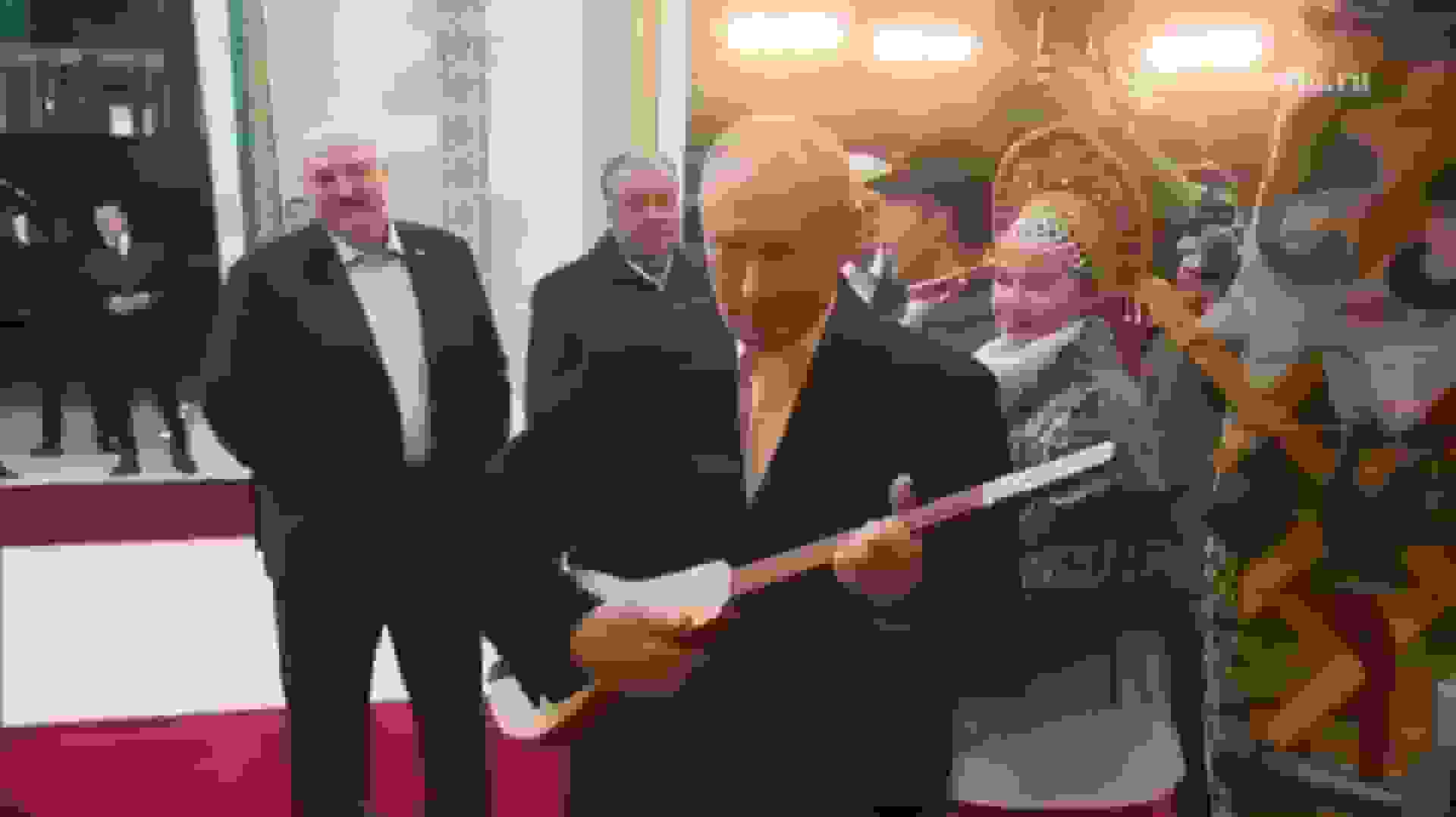 نوازندگی کوموز توسط پوتین در قرقیزستان