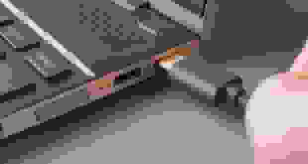 ۵ چیزی که هرگز نباید به پورت USB لپ‌تاپ خود وصل کنید