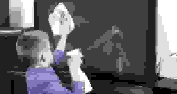 چرا استفاده از شیشه‌پاک‌کن برای تمیز کردن تلویزیون ایده خوبی نیست؟