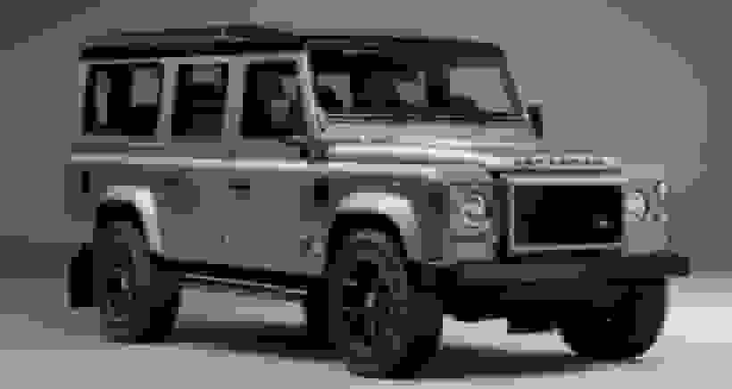 رنگ‌آمیزی ۳۰۰ ساعته برای لندرور دیفندر کلاسیک V8