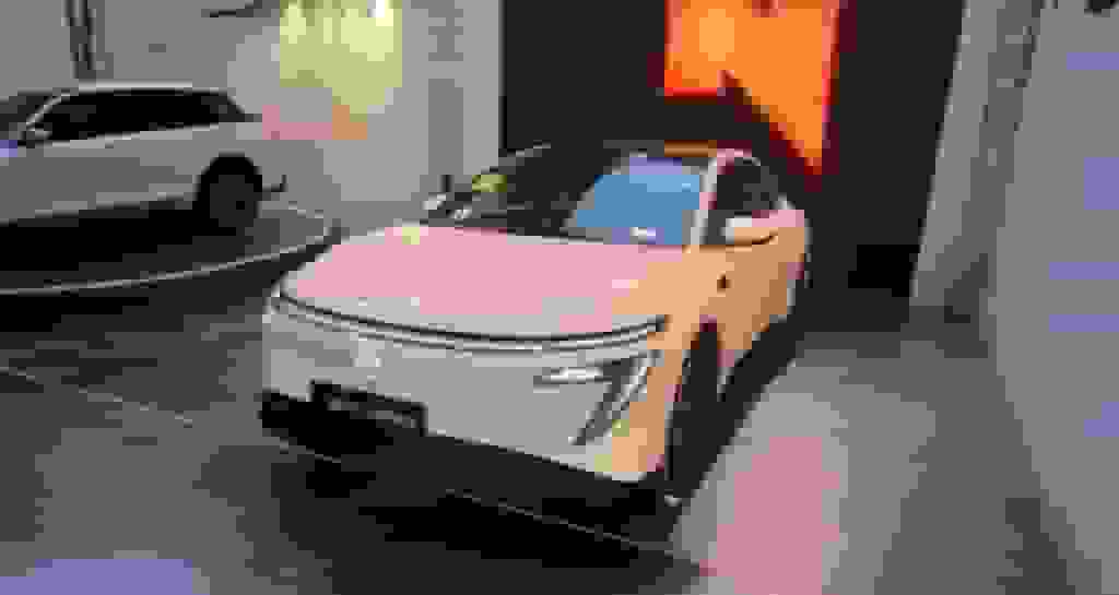 نیسان N7 به ایران آمد؛ رونمایی از سدان برقی مدرن با تکنولوژی دانگ‌فنگ