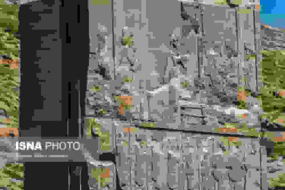 تصویر کمنظیر پرنده بر ستون کاخ آپادانا در پارسه