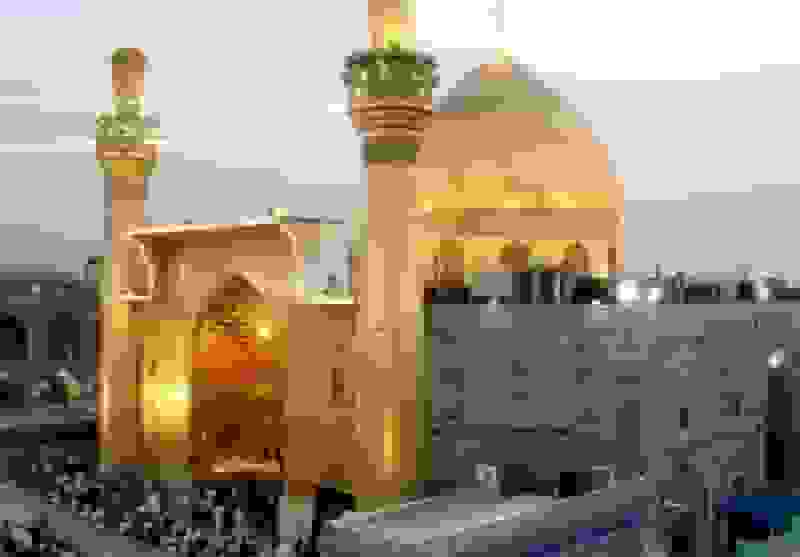 سیاه‌پوشی و نصب کتیبه ویژه سالروز شهادت حضرت فاطمه (س) در حرم امیرالمومنین (ع)