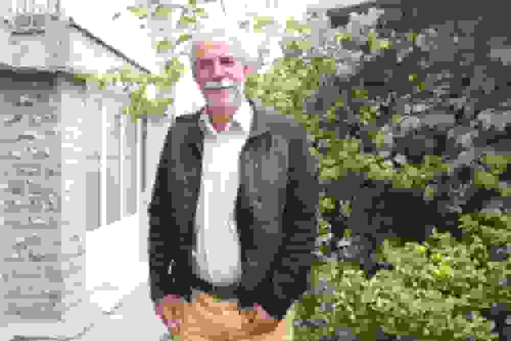 انتقاد تند فنونی‌زاده از غیبت پروین در مراسم منوچهر شفقتیان