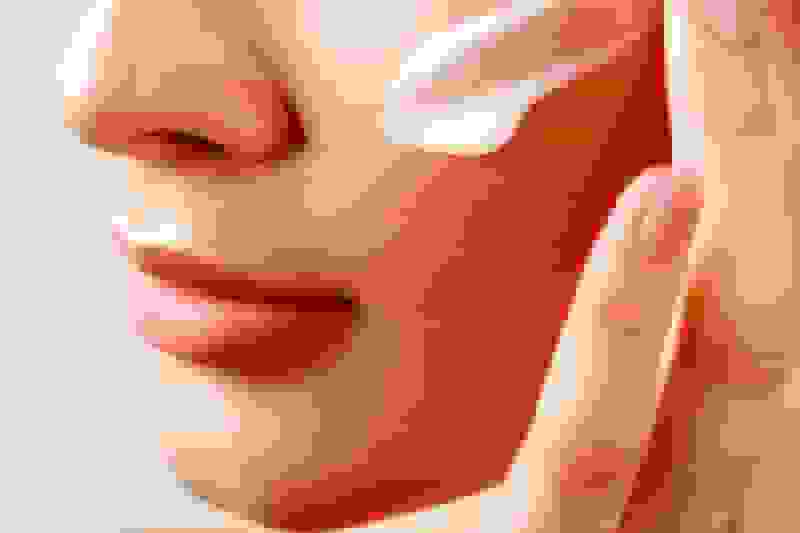 عوامل تیره شدن رنگ پوست و راهکارهای مراقبتی