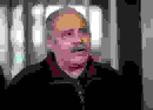 بی‌قراری و اشک‌های نوه محمد کاسبی در مراسم خاکسپاری پدربزرگش