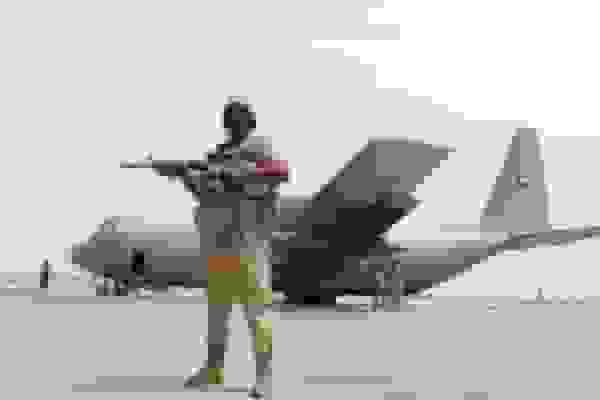 فرار افسران اماراتی از بندر یمن پس از حمله هوایی ائتلاف سعودی