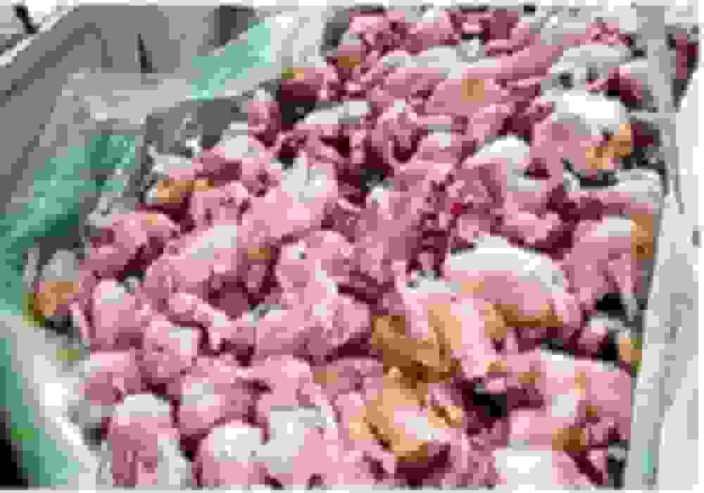 کشف ۲۱۸ کیلوگرم مرغ فاسد در کاشان و پلمب مرغ‌فروشی متخلف