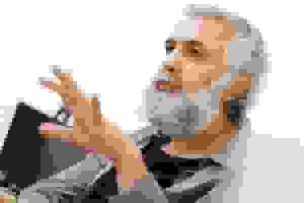 علیرضا کوشک‌جلالی نمایش «پابرهنه، لخت، قلبی در مشت» را روی صحنه می‌برد