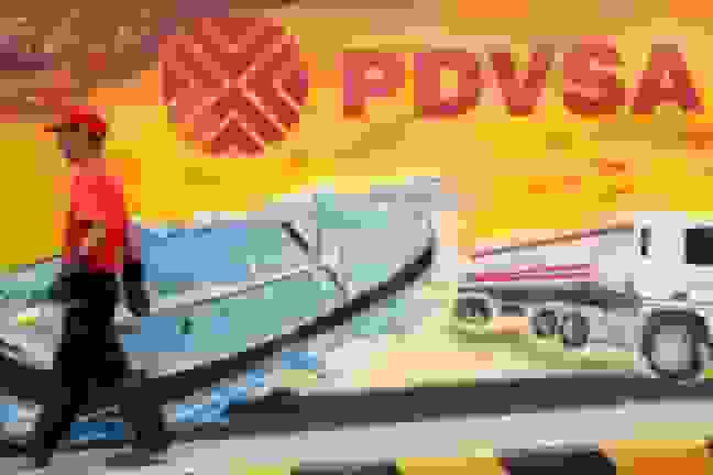 کاراکاس: صادرات نفت علیرغم محاصره اقتصادی آمریکا ادامه دارد