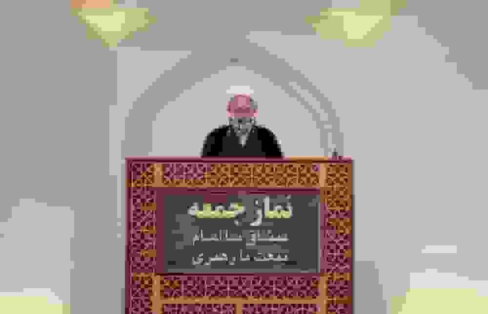 ملت ایران در مقابل استکبار ایستاده است