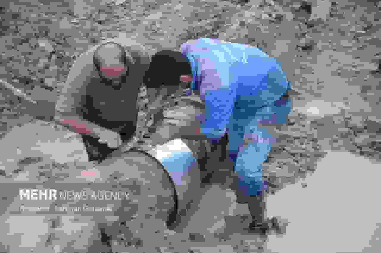 قطع آب شرب در منطقه پشت بازار خرمآباد به دلیل شکستگی خط اصلی