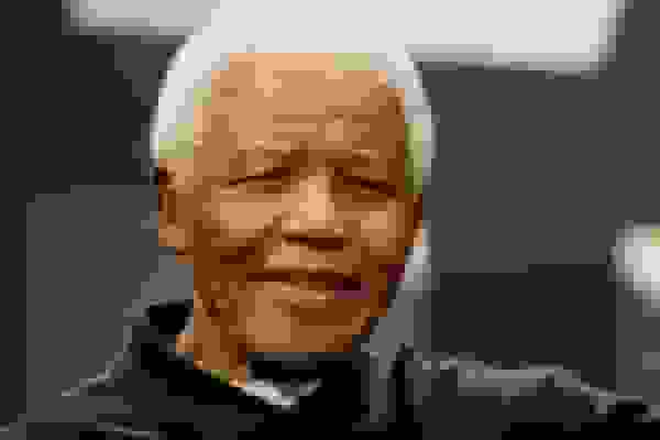 میرطاهر مظلومی زندگی نلسون ماندلا را در نمایش رادیویی «خوشه‌های خورشید» کارگردانی کرد