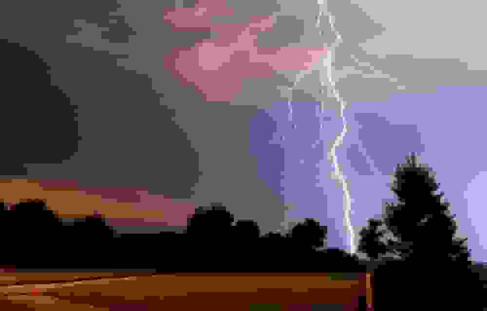 برخورد صاعقه به منازل مسکونی در روستای کهنویه علامرودشت خسارت مالی ایجاد کرد