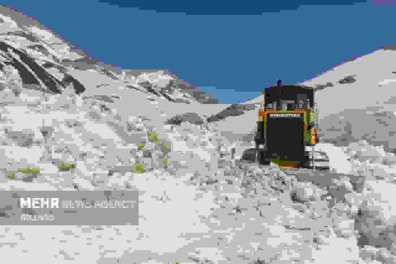 عملیات برفروبی و بازگشایی راه روستای طارش در محور ملکوت املش