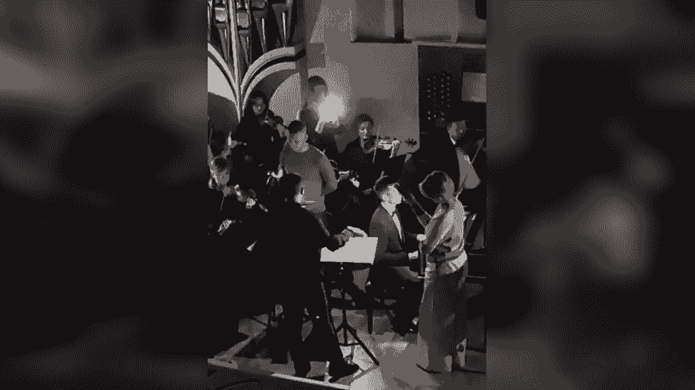 ارکستر روسی در تاریکی ناشی از حمله اوکراین به اجرا ادامه داد