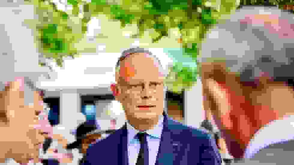 ماکرون باید استعفا دهد – نخست وزیر سابق فرانسه