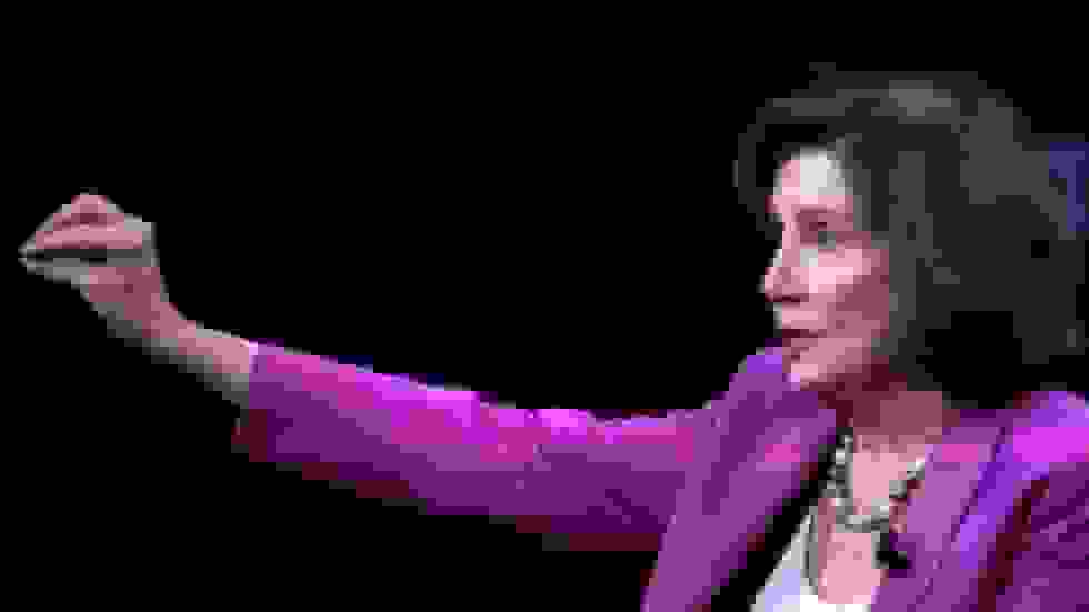 نانسی پلوسی در مقابل خبرنگار فریاد زد: “خفه شو!” (فیلم)