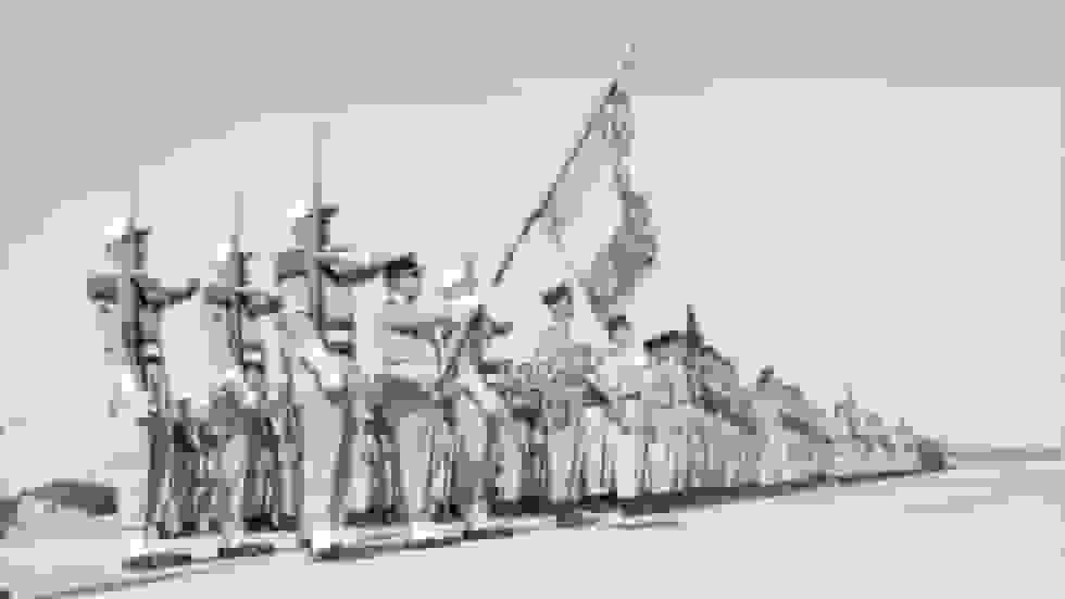 پاریس تحریک می‌کند، الجزایر به یاد می‌آورد: شبح استعمار دوباره پدیدار می‌شود