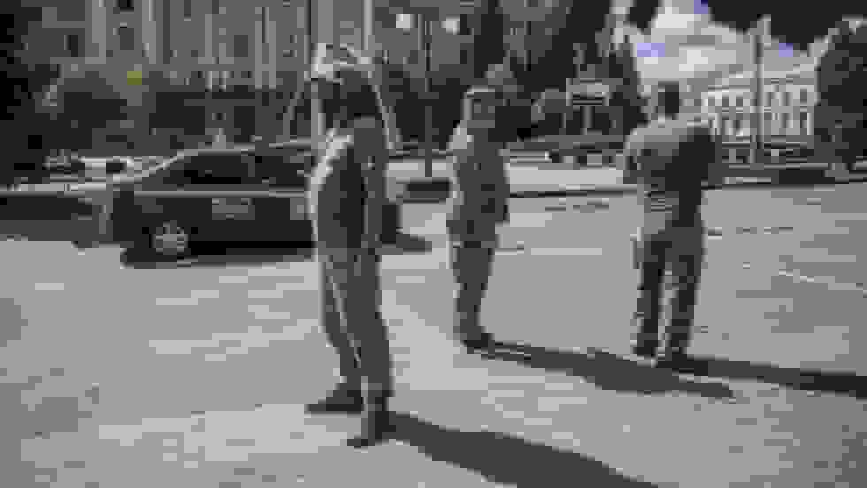 اجباری‌کردن معلم اوکراینی در مقابل دانش‌آموزان (ویدیو)