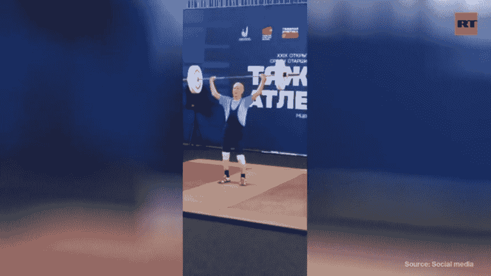 پدربزرگ ۹۳ سالهٔ آهنین عنوان قهرمانی وزنه‌برداری روسیه را کسب کرد