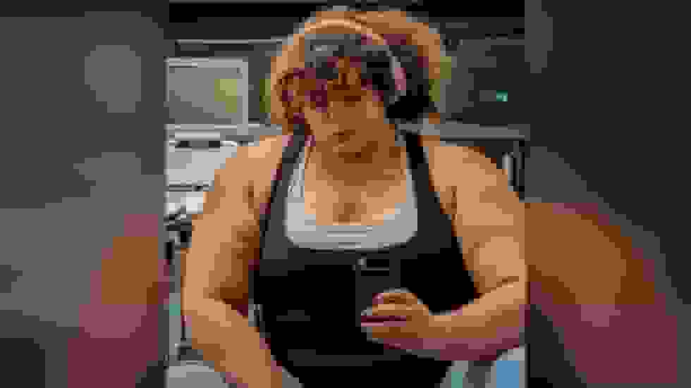 قهرمان 'قوی‌ترین زن جهان' به دلیل رسوایی تراجنسیتی از عنوانش محروم شد