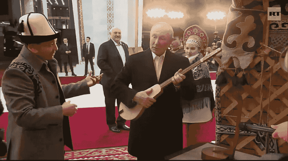 پوتن در بیشکک ساز سنتی قرقیزی می‌نوازد (ویدیو)