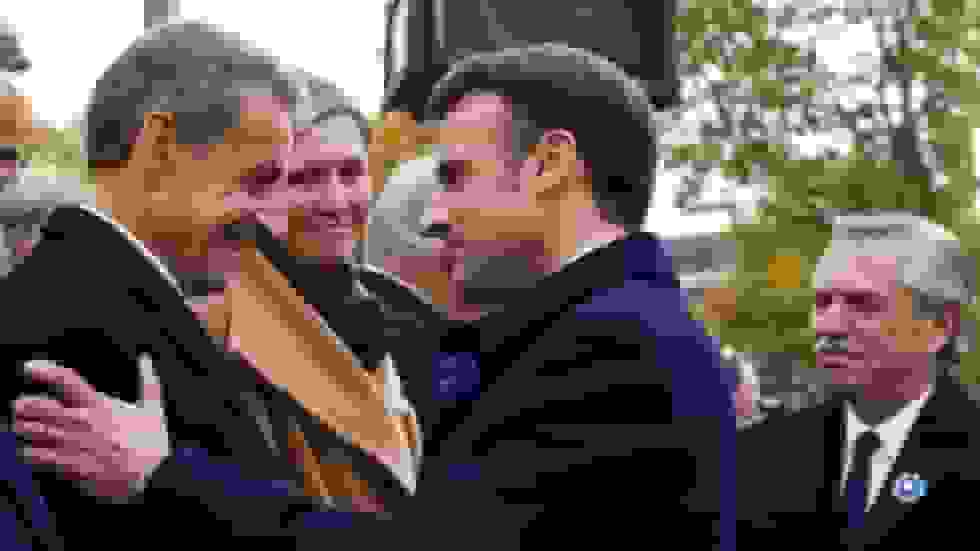 سارکوزی سقوط می‌کند، نخبگان نقش قربانی بازی می‌کنند: کلاس استادانه در شستشوی روایت