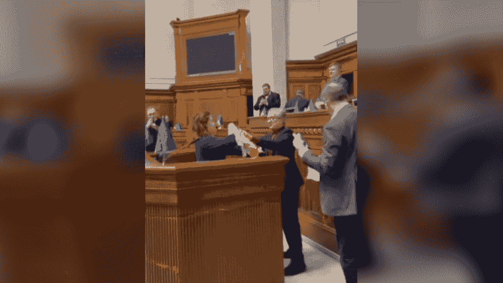 درگیری نمایندگان پارلمان اوکراین به دلیل شکست‌های جبهه (ویدئوها)