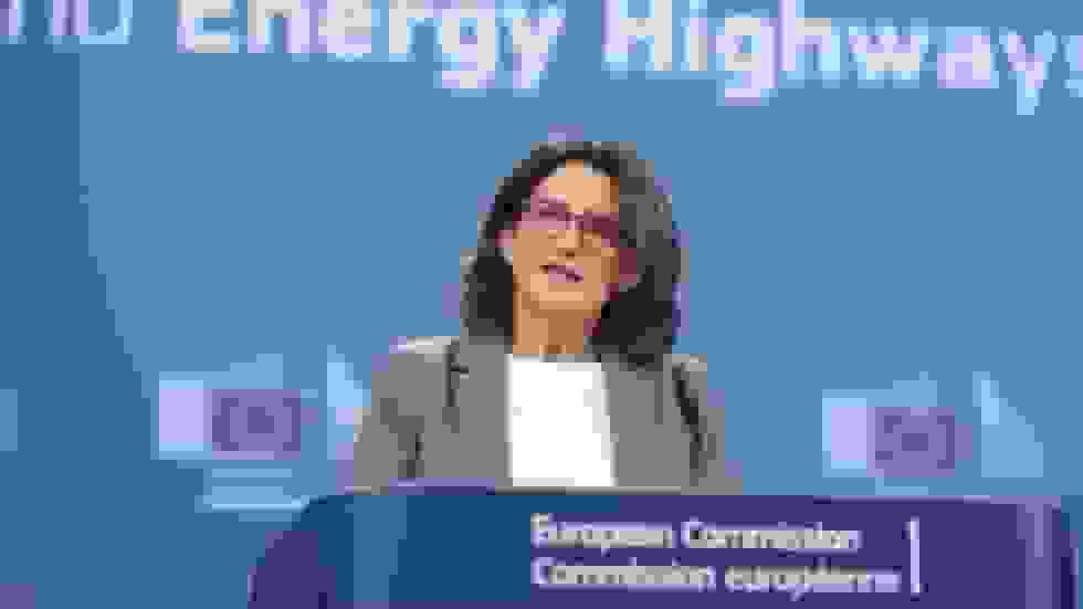 اتحادیه اروپا باید به ترامپ گوش دهد اما هرگز تسلیم خواسته‌های او نشود – معاون کمیسیون اروپا